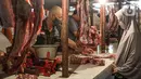 Pedagang daging melayani pembeli di Pasar Tebet Timur, Jakarta, Jumat (11/6/2021). Kementerian Keuangan menyatakan kebijakan tarif Pajak Pertambahan Nilai (PPN), termasuk soal penerapannya pada sembilan bahan pokok (sembako), masih menunggu pembahasan lebih lanjut. (Liputan6.com/Faizal Fanani)