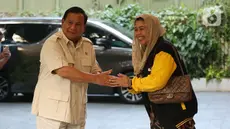 Putri Presiden ke-4 RI K.H. Abdurrahman Wahid, Zannuba Ariffah Chafsoh atau lebih akrab disapa Yenny Wahid menyambangi kediaman Ketua Umum DPP Partai Gerindra Prabowo Subianto di Jalan Kertanegara 4, Jakarta, pada Rabu sore (6/9/2023). (Liputan6.com/Johan Tallo)