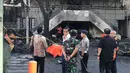 Presiden Joko Widodo (Jokowi) berbincang dengan Panglima TNI Mareskal Hadi Tjahjanto saat meninjau Gereja Kristen Indonesia yang menjadi lokasi ledakan bom di Jalan Arjuna, Surabaya, Minggu (13/5). (Liputan6.com/Istimewa)