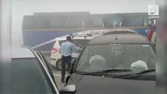 Sebuah kecelakaan beruntun terjadi di India. Parahnya tabrakan ini disebabkan asap tebal yang mengganggu penglihatan pengendara.