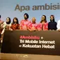  Jajaran direksi PT Hutchison 3 Indonesia (tengah) saat jumpa pers 9 Tahun Tri Indonesia di Jakarta, Rabu (30/3/2016). Liputan6.com/Corry Anestia