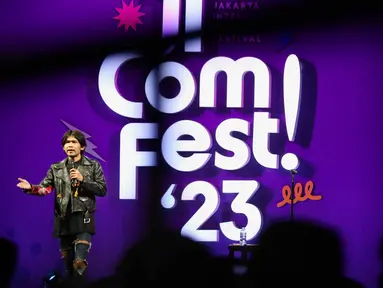 Komedian Indra Frimawan tampil pada acara Jakarta International Comedy Festival (JICOMFEST) 2023 di Tennis Indoor Senayan, Jakarta, Jumat (15/12/2023). (Liputan6.com/Herman Zakharia)