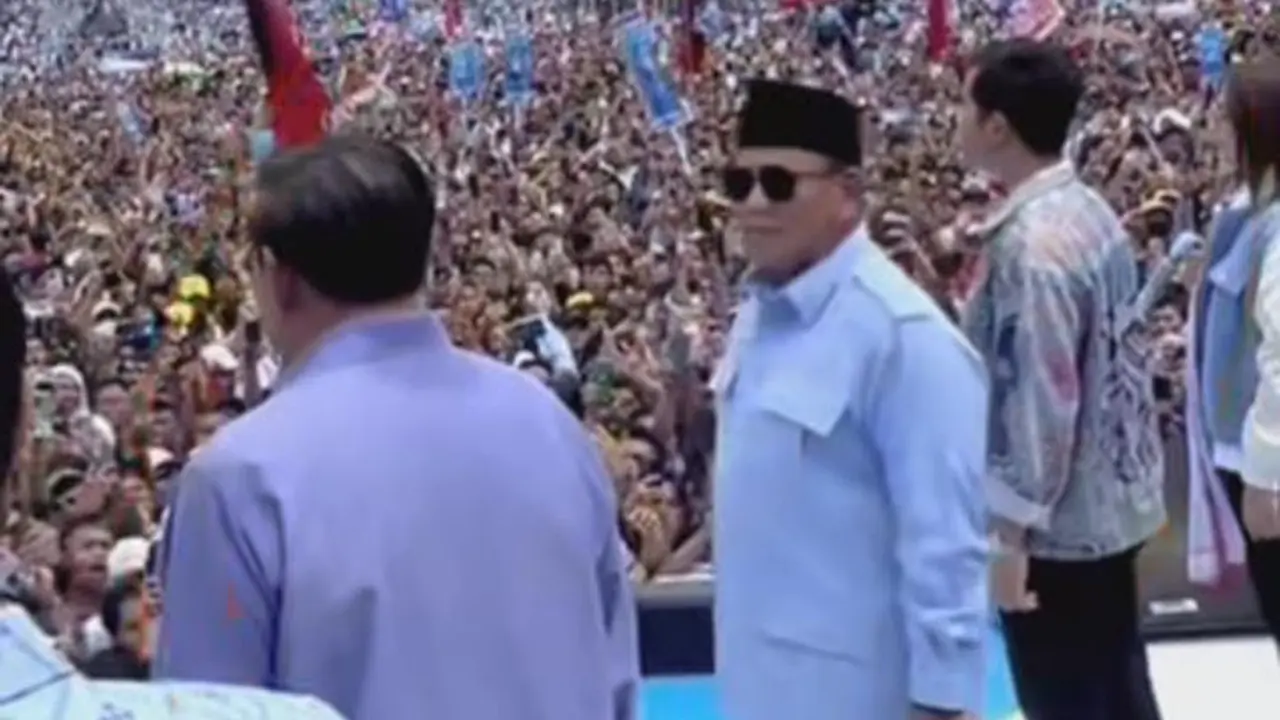 Calon presiden nomor urut 2, Prabowo Subianto disorot netizen saat tertangkap kamera mundur satu langkah karena tak ingin membelakangi Presiden Republik Indonesia ke-6, Susilo Bambang Yudhoyono saat keduanya sama-sama berada di atas panggung Pesta Rakyat