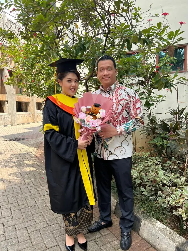 Tina Toon jalani wisuda sebagai Sarjana Hukum di Universitas Terbuka
