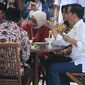 Presiden Joko Widodo (Jokowi) berbincang sambil menjajal makanan saat meninjau Rest Area 538 seusai meresmikan ruas  Tol Sragen-Ngawi, Jawa Tengah, Rabu (28/11). Jokowi duduk semeja dengan kepala serta pimpinan daerah setempat. (Liputan6.com/Angga Yuniar)