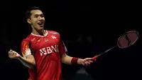 Jonatan Christie memberi isyarat setelah mengalahkan Wang Tzu Wei dari Taiwan untuk membawa Tim Indonesia menang 3-0 atas Chinese Taipei pada semifinal Final Piala Thomas yang diadakan di Chengdu, Provinsi Sichuan, China, Sabtu, 4 Mei 2024. (AP Photo/Ng Han Guan)