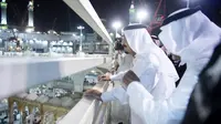 Raja Arab Saudi Salman Bin Abdulaziz Al Saud saat melihat lokasi jatuhnya crane di Masjidil Haram, Kota Mekah, Arab Saudi. Raja akan terus menginvestigasi dan menyelidiki jatuhnya crane. (REUTERS/ Bandar al-Jaloud)