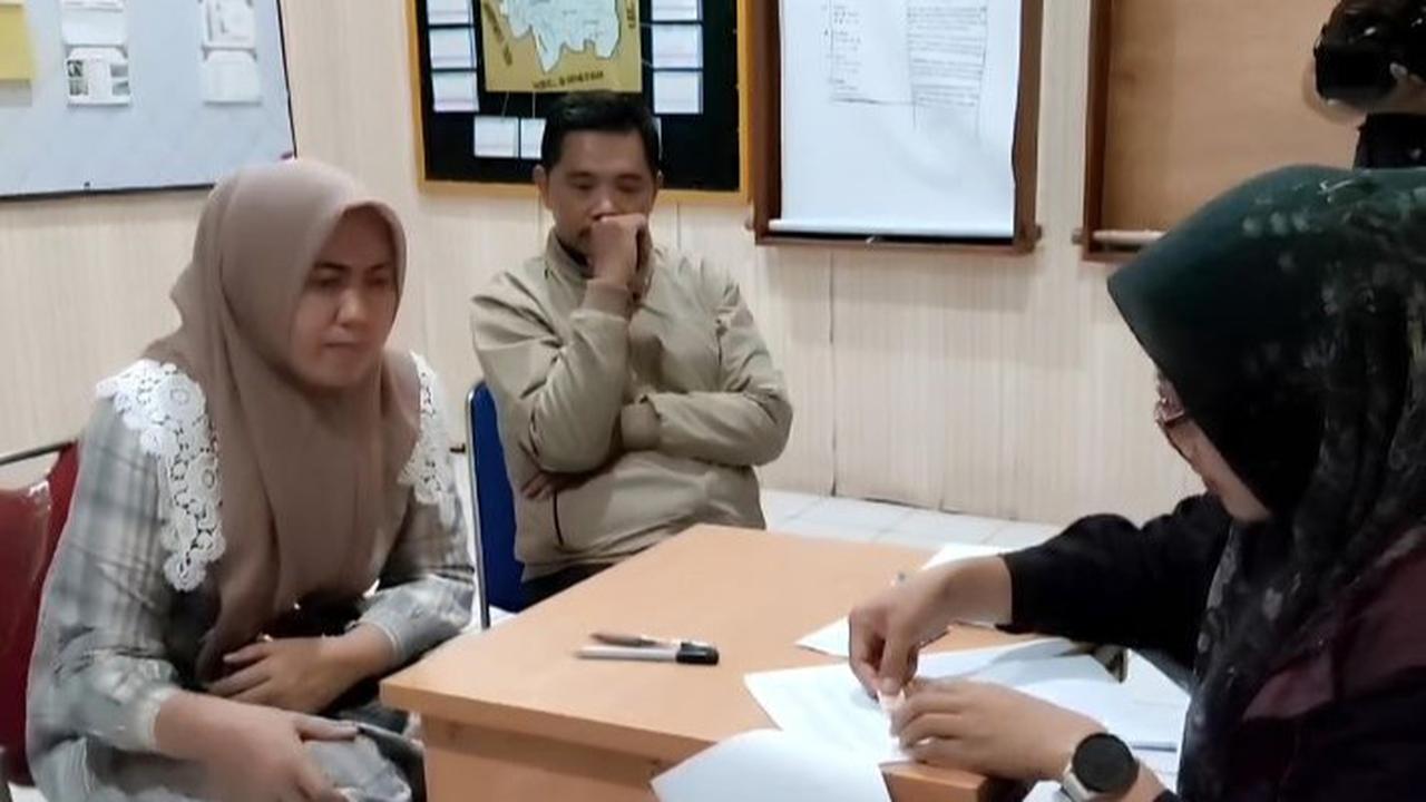 VIDEO: Wajah Takut Istri Kades Kohod Tertunduk Lesu Diperiksa Bareskrim soal Kasus Pagar Laut