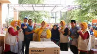 Politisi Demokrat yang juga Anggota DPRD Provinsi Sumbar Suwirpen Suib menyerahkan bantuan langsung dari cagub Mulyadi kepada 1.200 KK di Kota Padang, Sumbar, Minggu (19/7/2020). (Ist)