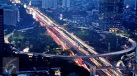 Simpang Susun Semanggi sudah tersambung sepenuhnya setelah dilakukan pemasangan box girder terakhir untuk jalan layang sepanjang 1.622 meter tersebut, Jakarta, Rabu (26/4). (Liputan6.com/Angga Yuniar)
