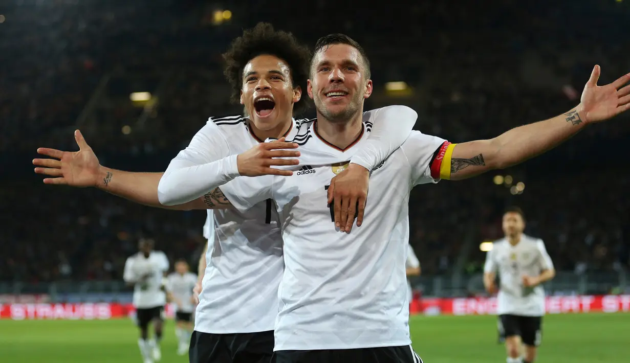 Penyerang Lukas Podolski melakukan selebrasi usai mencetak satu-satunya gol pada pertandingan persahabatan melawan Inggris di Dortmund, (23/3). Ini menjadi gol ke-49 Podolski setelah memutuskan pensiun dari timnas Jerman. (Ina Fassbender/dpa via AP)