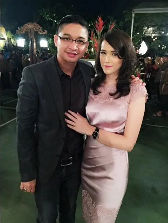 Pasha Ungu telah membangun rumah tangga bersama sang istri, Adelia Wilhelmina selama lima tahun. Sejauh ini rumah tangga mereka baik-baik saja hingga foto ciuman Pasha dengan Angel Karamoy tersebar luas. (via instagram/@pasha_ungu)