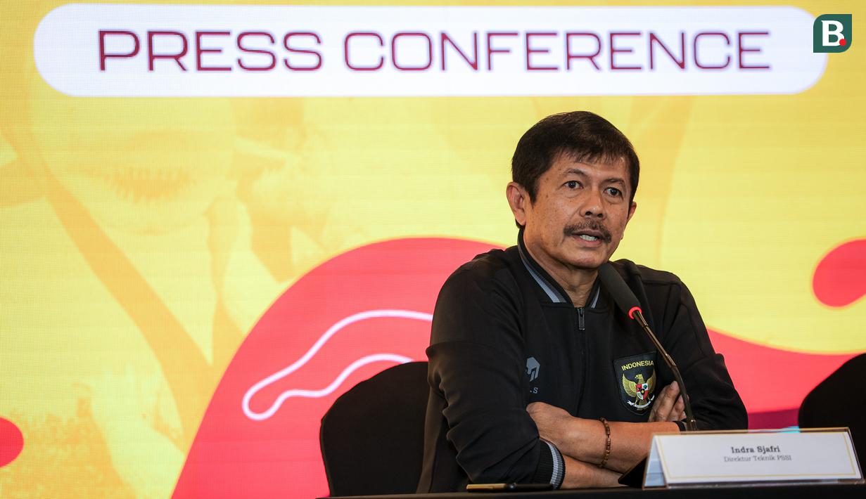 <p>Direktur Teknik PSSI, Indra Sjafri memberikan keterangan kepada media terkait kondisi terbaru Timnas Indonesia U-17 selama Piala Dunia U-17 2023 yang berlangsung di Information Center Piala Dunia U-17, Grand Swiss-Belhotel, Jalan Bintoro, Surabaya, Sabtu (11/11/2023). (Bola.com/Bagaskara Lazuardi)</p>