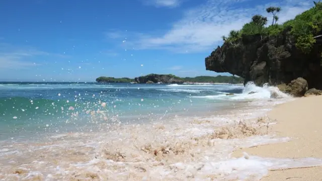 Pantai Sundak (Foto: visitingjogja.jogjaprov.go.id)