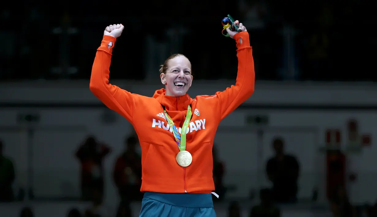 Atlet Anggar dari Hungaria, Emese Szasz saat merayakan kemenangannya meraih medali emas di Olimpiade Rio 2016, Brasil (6/8). (REUTERS)