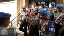 Kepala BNPT, Komjen Pol Tito Karnavian (kedua kiri depan) saat meninggalkan gedung Rupatama Mabes Polri, Jakarta, Rabu (13/7). Tito Karnavian akan dilantik menjadi Kapolri menggantikan Jenderal Pol Badrodin Haiti. (Liputan6.com/Helmi Fithriansyah)