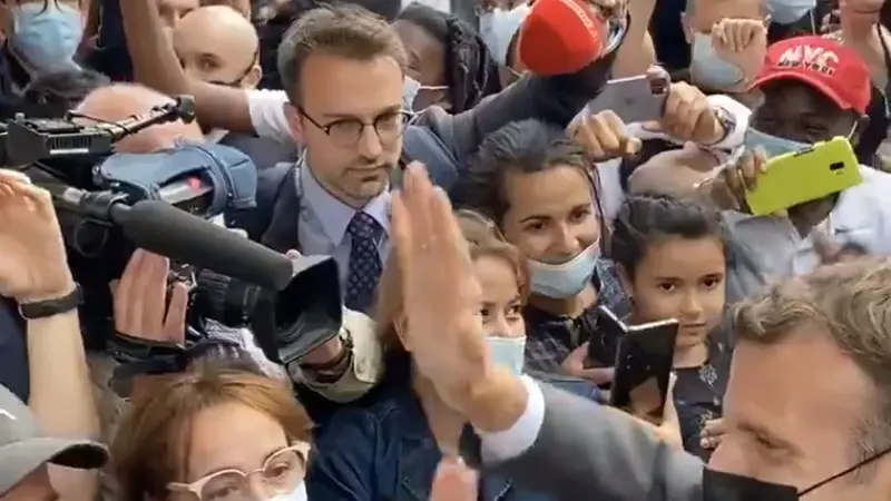 Presiden Prancis Emmanuel Macron pamer video bertemu pendukung setelah wajahnya ditampar.