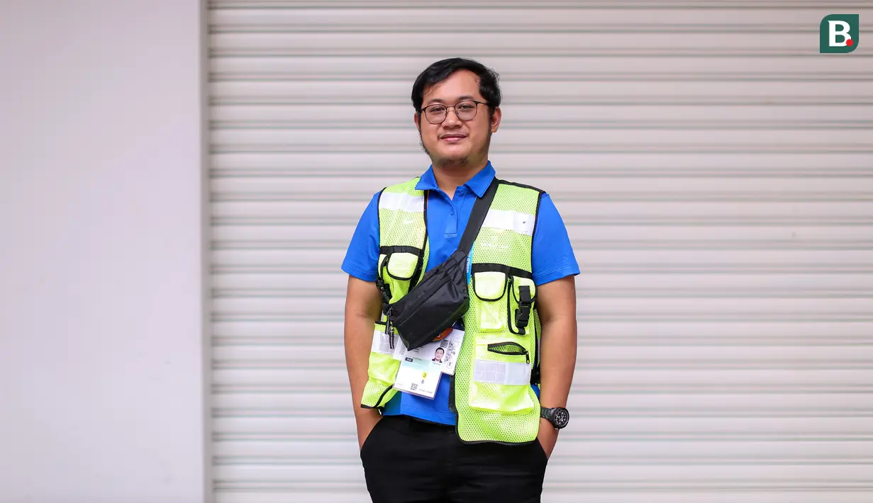 Narendra Panji Perbawa adalah salah satu volenteer yang bertugas untuk mengarahkan penonton selama Piala Dunia FIBA 2023 di Indonesia Arena. Selain itu, ia juga bertugas membantu penonton berkebutuhan khusus yang membutuhkan bahasa isyarat. Narendra sendiri sehari-hari merupakan seorang karyawan swasta. (Bola.com/Bagaskara Lazuardi)