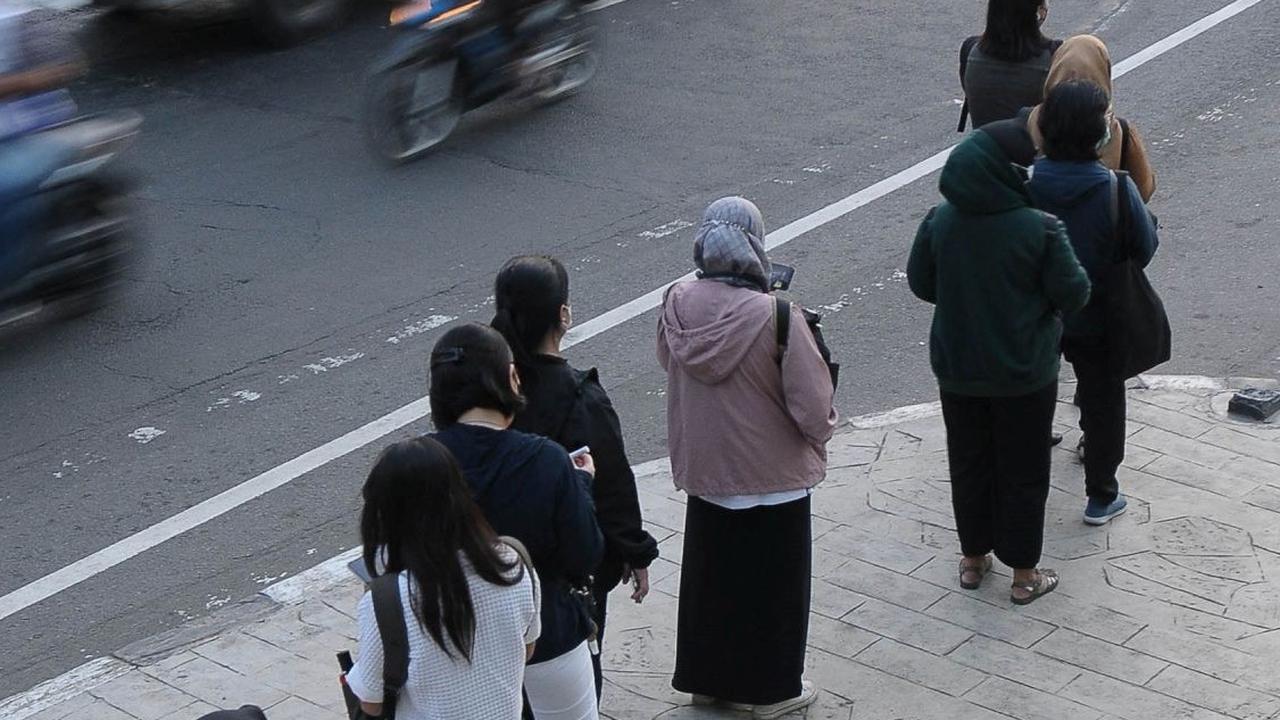 Namun ada pemandangan menarik di lokasi dekat Stasiun Klender Baru, Pondok Kopi, Jakarta pada Senin (19/2/2024). Foto: merdeka.com / Imam Buhori