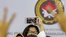 Sebuah handphone memperlihatkan gambar Menko PMK Puan Maharani sedang foto bersama perwakilan mahasiswa penerima beasiswa Teladan Tanoto Foundation di Kantor Kemenko PMK di Jakarta, Selasa (5/3). (Liputan6.com/Faizal Fanani)