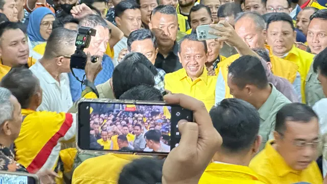 Menteri ESDM Bahlil Lahaladia mendaftarkan diri sebagai Bakal Calon Ketua Umum Partai Golkar pada Munas Golkar yang akan berlangsung Selasa, 20 Agustus 2024. (Liputan6.com/Nanda Perdana Putra)
