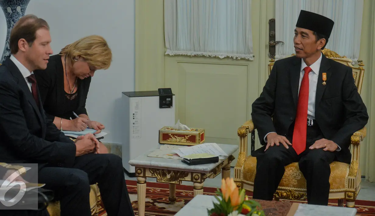 Presiden Joko Widodo berbincang dengan Menteri Perindustrian dan Perdagangan Rusia Denis Manturov beserta delegasi di Istana Merdeka, Jakarta, Jumat (7/1/2016). Pertemuan membahas kerjasama pengolahan hasil pertambangan. (Liputan6.com/Faizal Fanani)