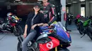 Darius mengaspal di Sirkuit Mandalika dalam acara Aprilia Experience. Mengaspal di sirkuit tersebut, Darius menggendarai motor supersport Aprilia RS 660. [Instagram/dagnesia]