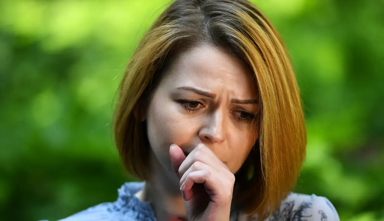 Yulia Skripal, putri mantan agen ganda Rusia Sergei Skripal selama wawancara kepada media untuk pertama kali di London, 23 Mei 2018. Yulia mengatakan pengobatan yang diterima ia dan ayahnya menyakitkan dan membuat depresi. (Dylan Martinez/Pool/AFP)