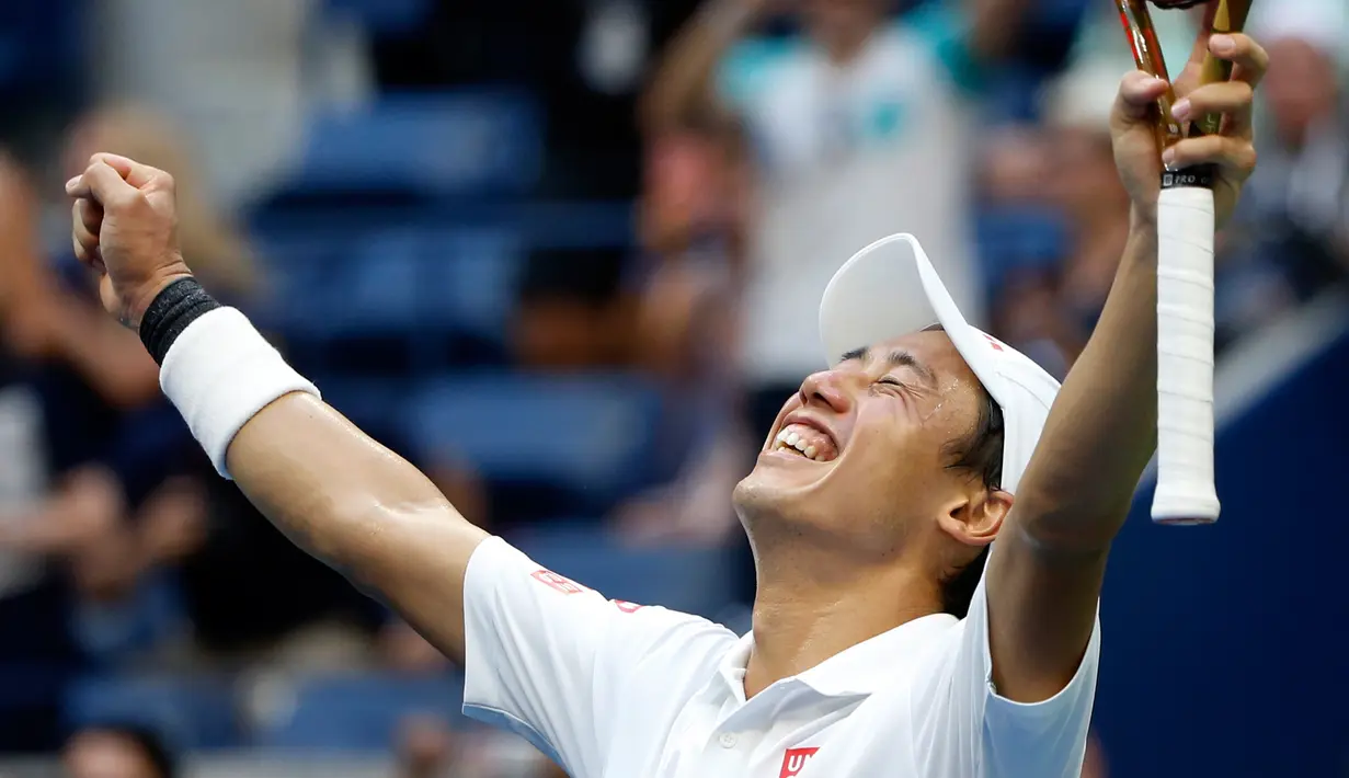 Petenis Jepang, Kei Nishikori berselebrasi setelah mengalahkan Marin Cilic dari Kroasia pada perempat final AS Terbuka di New York, Rabu (5/9). Kemenangan ini sekaligus membalaskan dendam kekalahan Nishikori pada AS Terbuka 2014. (AP/Jason DeCrow)