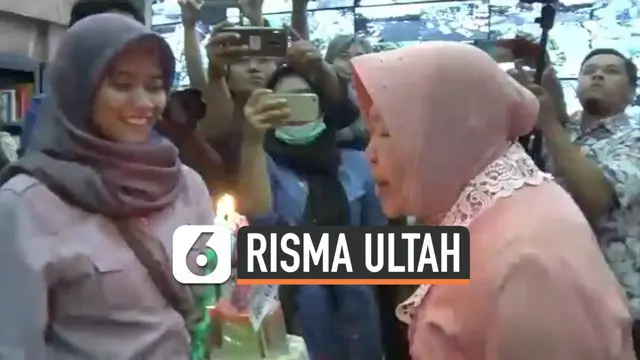Wali Kota Surabaya Tri Rismaharini mendapat kejutan dari wartawan dan ASN di kantor wali kota saat berulang tahun. Risma sempat terlihat takut dan kaget, namun senang ketika tahu itu sebuah kejutan.