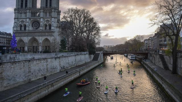 Lomba Dayung Sambil Berdiri di Paris