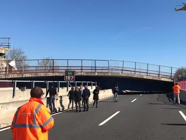 Jembatan roboh di Ancona melintang di atas ruas jalan tol di wilayah pesisir pantai Italia, Kamis (9/3). Sepasang suami istri (pasutri) tewas saat tengah mengendarai mobil sedan di bawah jembatan yang roboh tersebut. (ANSA via AP)