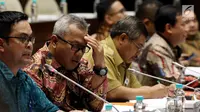 Ketua KPU Arief Budiman (dua kiri) mengikuti rapat dengar pendapat dengan Komisi II DPR di Jakarta, Selasa (13/3). Rapat tersebut membahas Peraturan KPU (PKPU) yang mengatur pelaksanaan Pemilu 2019. (Liputan6.com/JohanTallo)