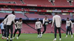 Laga Arsenal vs Real Madrid dimainkan Rabu (9/4/2025) pukul 02.00 dini hari WIB, disiarkan secara live streaming di Vidio. (Adrian DENNIS/AFP)