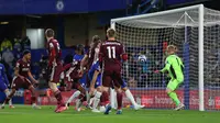 Proses gol Chelsea yang dicetak Antonio Rudiger ke gawang Leicester City dalam laga pekan ke-37 Premier League di Stamford Bridge, Rabu (19/5/2021) dini hari WIB. (CATHERINE IVILL / POOL / AFP)