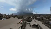 Gunung Lewotobi Laki-Laki erupsi. (dok. Pusdatinkom BNPB)