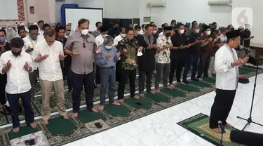 KH Muhammad Cholil Nafis mengimami Pengurus Dewan Pers salat gaib untuk mendiang Ketua Dewan Pers Azyumardi Azra di Hall Gedung Dewan Pers, Kebon Sirih, Jakarta, Senin (19/9/2022). Ketua Dewan Pers 2022-2025 Azyumardi Azra wafat di Malaysia karena serangan jantung. (merdeka.com/Arie Basuki)