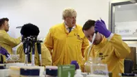 Perdana Menteri Inggris Boris Johnson mengunjungi laboratorium di Layanan Infeksi Nasional Inggris Kesehatan Masyarakat, setelah lebih dari 10 pasien Virus Corona diidentifikasi di Inggris, di Colindale, London utara, Minggu, 1 Maret 2020. (Henry Nicholls / Pool Foto via AP)