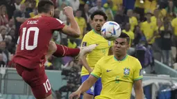 Casemiro. Gelandang bertahan Timnas Brasil berusia 30 tahun yang baru didatangkan Manchester Unted pada awal musim 2022/2023 ini tercatat baru tampil satu kali bersama Brasil di Piala Dunia 2022 saat menang 2-0 atas Serbia pada matchday pertama Grup G (24/11/2022). (AP/Themba Hadebe)