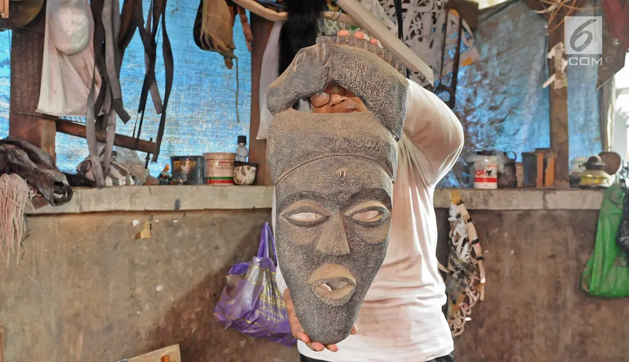 Perajin patung, Oman Sumarna memperlihatkan hasil karyanya di Sanggar Primitif, Sawangan, Depok, Rabu (9/1). Harga patung-patung buatan Oman itu dijual dengan harga bervariasi tergantung tingkat kesulitan pembuatannya. (Liputan6.com/Herman Zakharia)