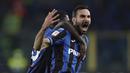Atalanta menyamakan skor 1-1 pada menit ke-30. Gol dicetak oleh Davide Zappacosta melalui sepakan melengkung dari sudut sempit yang diarahkan ke sudut jauh bagian atas gawang Fiorentina tanpa bisa dijangkau kiper Pietro Terracciano. (LaPresse via AP/Spada)