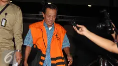 Anggota Komisi IV DPR, Adriansyah keluar dari Gedung KPK usai menjalani pemeriksaan, Jakarta, Selasa (7/7/2015). Adriansyah diperiksa sebagai tersangka kasus dugaan korupsi perizinan tambang di Tanah Laut, Kalimantan Selatan. (Liputan6.com/Helmi Afandi)
