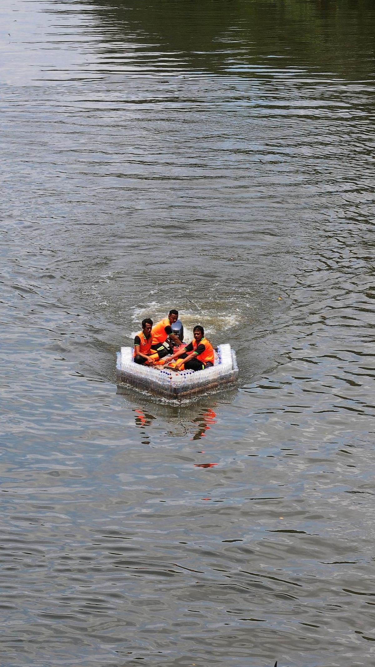 Seribu botol bekas itu mereka kumpulkan untuk membuat satu perahu yang dikerjakan selama kurang lebih 14 hari. Foto: merdeka.com / Imam Buhori
