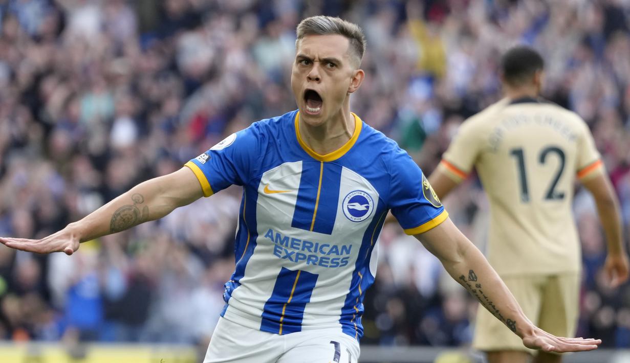 Brighton & Hove Albion menang berkat gol yang disumbangkan oleh Leandro Trossard, Pascal Gross serta gol bunuh diri dari Ruben Loftus Cheek dan Trevoh Chalobah. Sementara Chelsea berhasil memperkecil kedudukan berkat gol Kai Havertz. (AP/Kirsty Wigglesworth)