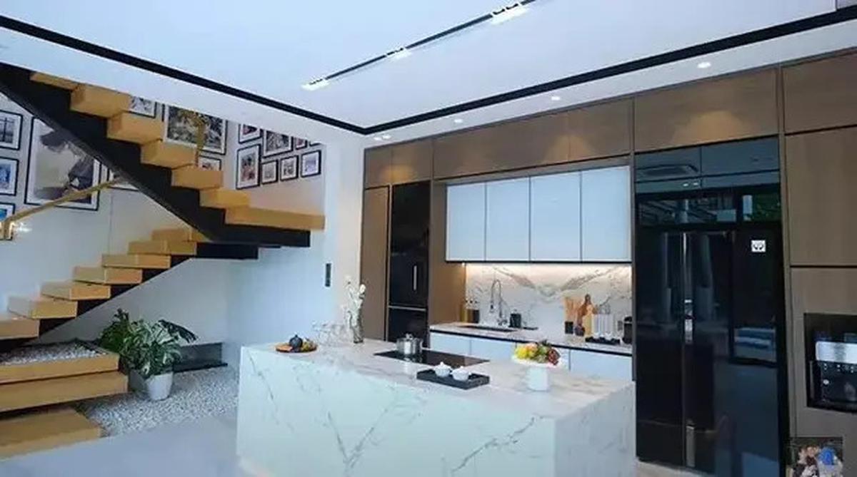 Intip Potret Dapur Mewah Milik Titi Kamal dan Christian Sugiono yang Punya Model Elegan
