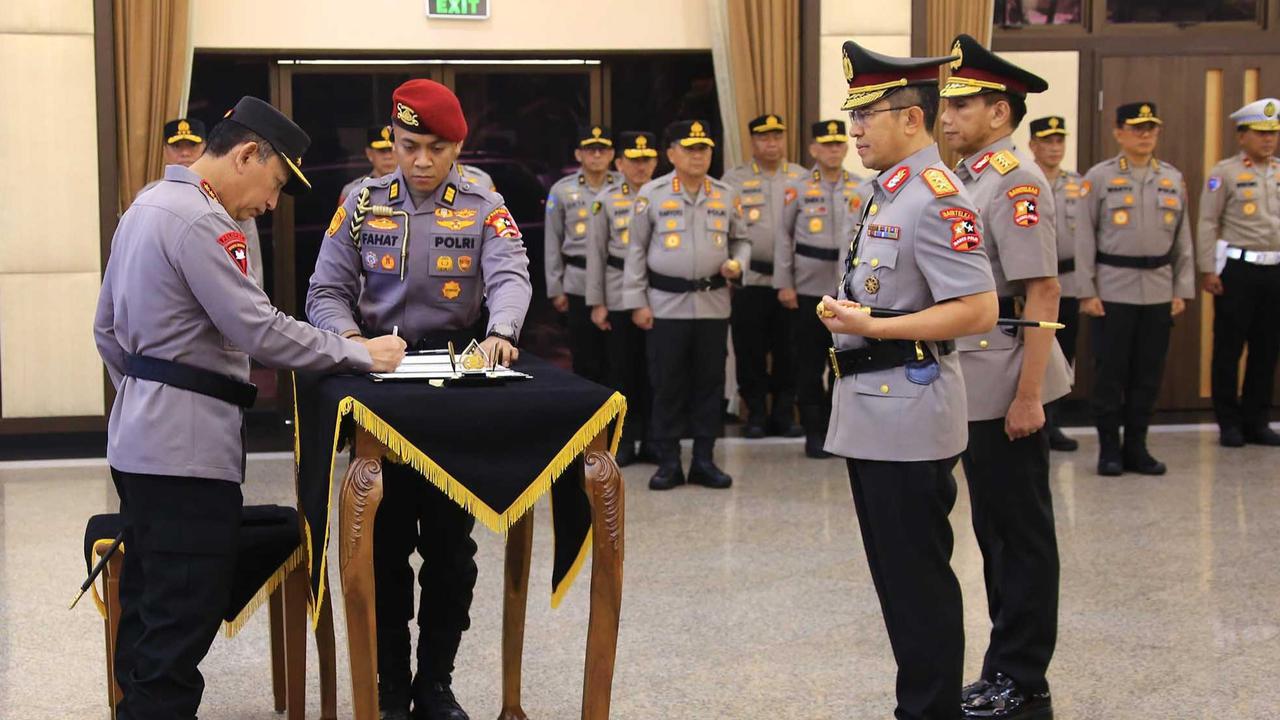 FOTO: Kapolri Lantik Yuda Gustawan sebagai Kabaintelkam, Ramdani Hidayat Pimpin Brimob