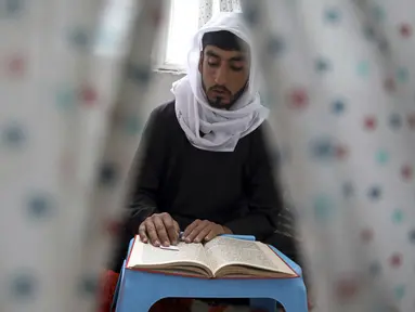 Seorang Muslim membaca Alquran saat Itikaf di masjid di Kabul, Afghanistan, Selasa (4/5/2021). Selama sepuluh hari terakhir Ramadhan, umat Muslim melakukan Itikaf dengan berzikir, berdoa dan sholat sunnah untuk menantikan malam Lailatul Qadar. (AP Photo/Rahmat Gul)