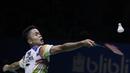 Tunggal putra Indonesia, Anthony Ginting, mengembalikan kok saat melawan Lu Guang Zu pada Blibli Indonesia Open 2019 di Istora Senayan, Jakarta, Selasa (16/7). Ginting menang 20-22, 23-21 dan 21-18. (Bola.com/Vitalis Yogi Trisna)