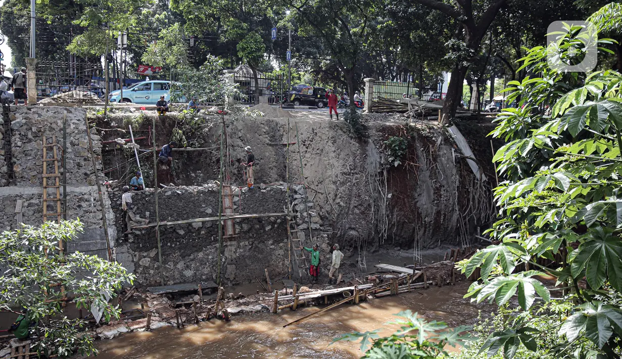 Suasana pengerjaan turap di bantaran Kali Kramat Jati, Jakarta, Jumat (20/1/2023). Pembangunan turap bertujuan untuk mencegah longsor yang dapat membahayakan warga sekitar. (Liputan6.com/Faizal Fanani)