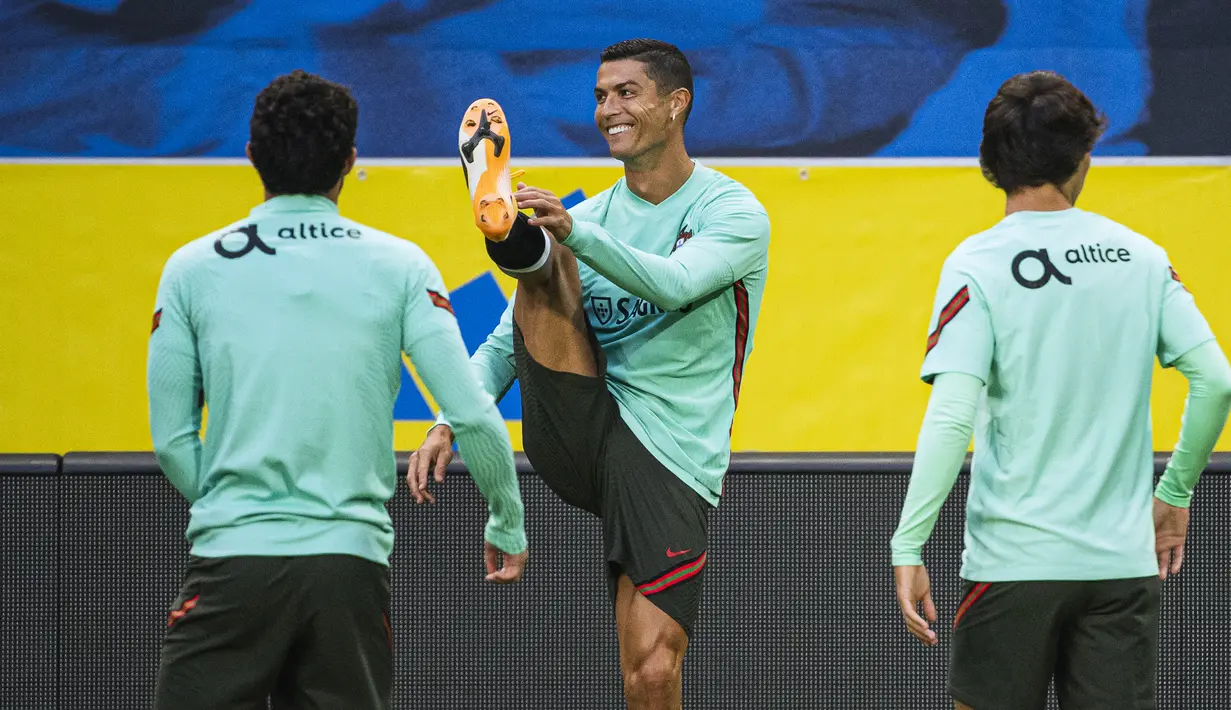 Pemain Portugal, Cristiano Ronaldo, saat menjalani sesi latihan jelang berlaga di UEFA Nations League 2020 di Friends Arena, Swedia, Selasa (8/9/2020). Portugal akan berhadapan dengan Swedia. (AFP/Jonathan Nackstrand)